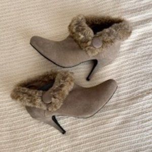 NEW Faux tan suede heels, size 7.5 with faux fur trim at top